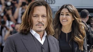 Johnny Depp und Camille Vasquez lächeln nebeneinander