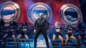 Pitbull mit Tänzerinnen im Hintergrund auf der Bühne 