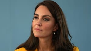 Prinzessin Kate hört einem Vortrag zu. 