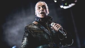 Rammstein-Frontmann Till Lindemann in Lederkluft auf der Bühne
