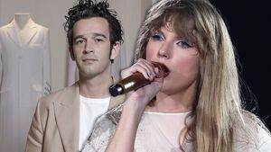 Taylor Swift singt am Mikrofon, im Hintergrund steht Matty Healy