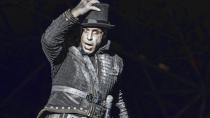 Rammstein Till Lindemann fasst sich auf der Bühne an den Hut