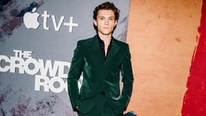 Tom Holland im grünen Anzug bei der "The Crowded Room" Premiere