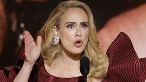 Adele sieht sauer aus, als sie ins Mikrofon spricht