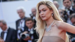 Gigi Hadid guckt ernst auf dem red carpet in Cannes