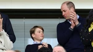 Prinz George und Prinz William bei einem Fußballspiel. 
