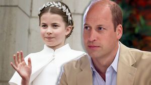 Prinz William sieht zur Seite, Prinzessin Charlotte winkt