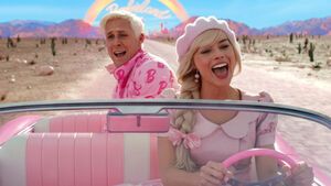 Filmszene: Ryan Gosling als Ken und Margot Robbie als Barbie im pinken Auto lachen