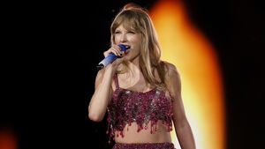 Taylor Swift singt ins Mikrofon