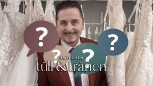 Uwe Herrmann zwischen Brautkleidern mit "Zwischen Tüll und Tränen"-Logo und Fragezeichen
