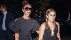 Victoria Beckham und Tochter Harper überqueren die Straße