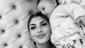 Yeliz Koc liegt mit Tochter Snow im Bett