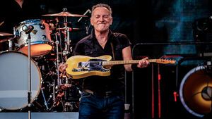 Bruce Springsteen mit Gitarre in der Hand