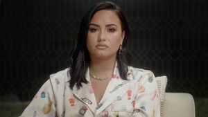 Demi Lovato blickt traurig in die Kamera