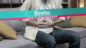 Mann hält sich den Bauch vor Schmerzen, davor das "Goodbye Deutschland"-Logo
