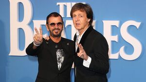 Ringo Starr und Paul McCartney zeigen Peace