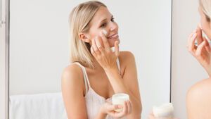 Frau benutzt Anti-Aging-Creme mit Retinol