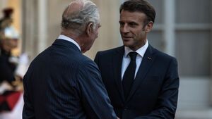 Emmanuel Macron und König Charles III. reichen sich die Hände.