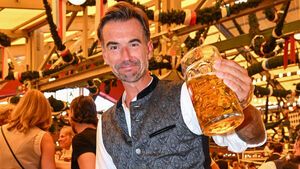 Florian Silbereisen beim Oktoberfest mit Bier in der Hand