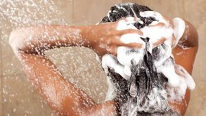 Frau benutzt Shampoo mit 10 Vorteilen