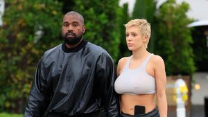 Kanye West und Bianca Censori Hand in Hand auf der Straße