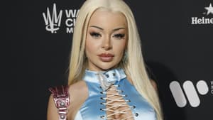 Katja Krasavice sieht mit ernstem Blick in die Kamera