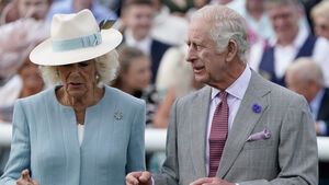Königin Camilla und König Charles bei einem Pferderennen. 