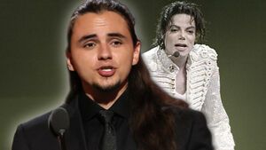 Prince Jackson spricht, im Hintergrund ein altes Foto von Michael Jackson