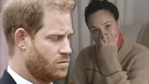 Prinz Harry und Herzogin Meghan schauen ernst und traurig