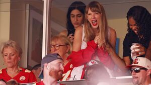 Taylor Swift lacht beim Football