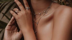 Frau mit Halsketten und Ringen
