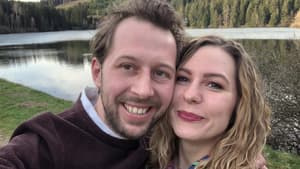 Arne Traupe und seine Verlobte Antje machen ein Selfie am See