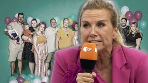 Andrea Kiewel spricht angespannt ins ZDF-Mikrofon, im Hintergrund ein Bild der Wollnys