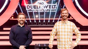 Klaas Heufer-Umlauf und Joko Winterscheidt vor Duell um die Welt Logo