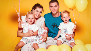 Sarafina Wollny und Peter mit den Zwillingen Emory und Casey sowie Baby