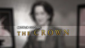 "The Crown"-Logo mit ausgebautem Bild von Haydn Gwynne