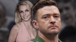 Britney Spears lächelt, Justin Timberlake sieht grimmig aus
