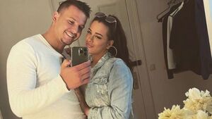 Schwangere Justine Dippl und Arben Zekic machen Spiegel-Selfie mit dem Handy