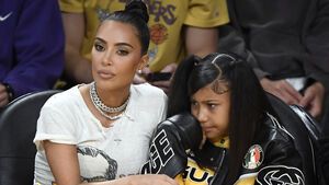 North West sieht verärgert aus, Kim Kardashian wirkt genervt