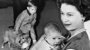 Königin Elizabeth II. mit Prinz Andrew als Baby - im Hintergrund Andrew als Kind mit einem Hund