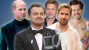 Prinz William, Leonardo DiCaprio, Brad Pitt, Ryan Gosling und Harry Styles lächeln, vor ihnen schweben zwei Parfümflaschen