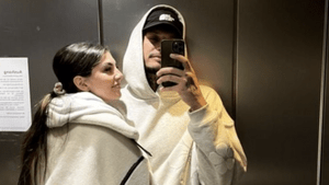 Yeliz Koc und Yasin Mohamed machen ein Spiegelselfie im Aufzug