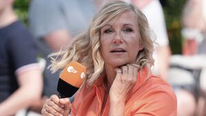 Andrea Kiewel hält ZDF-Mikro in der Hand und sieht bestürzt aus