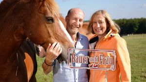 "Bauer sucht Frau"-Kandidat Hans und seine Hofdame Elke posieren mit einem Pferd