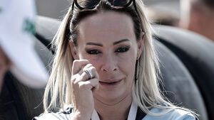 Cora Schumacher guckt traurig mit Sonnenbrille und Hand vor ihrem Gesicht