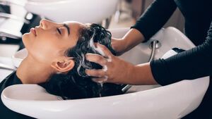 Frau bekommt die Haare gewaschen
