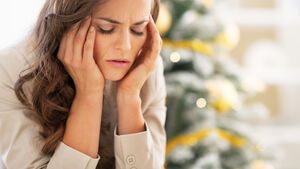 Frau gestresst an Weihnachten