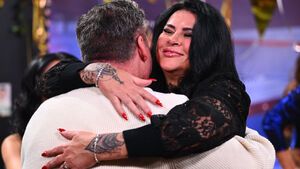 Iris Klein umarmt Peter Klein nach dem Finale von "Promi Big Brother"