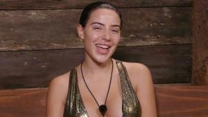 Leyla lacht im Dschungelcamp im Dschungeltelefon
