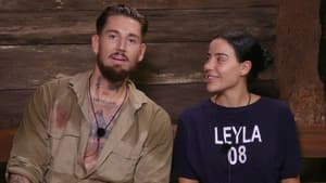 Leyla Lahouar schaut Mike Heiter im Dschungelcamp an und lächelt